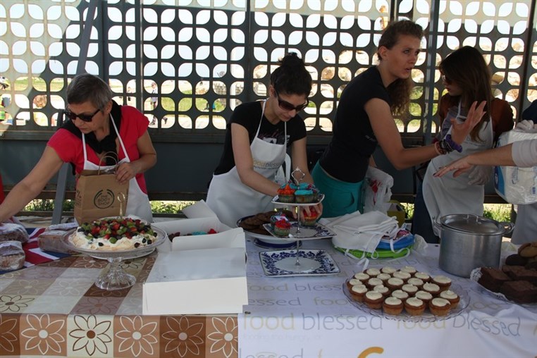 CrumbleBerrys Eat cake for a cause